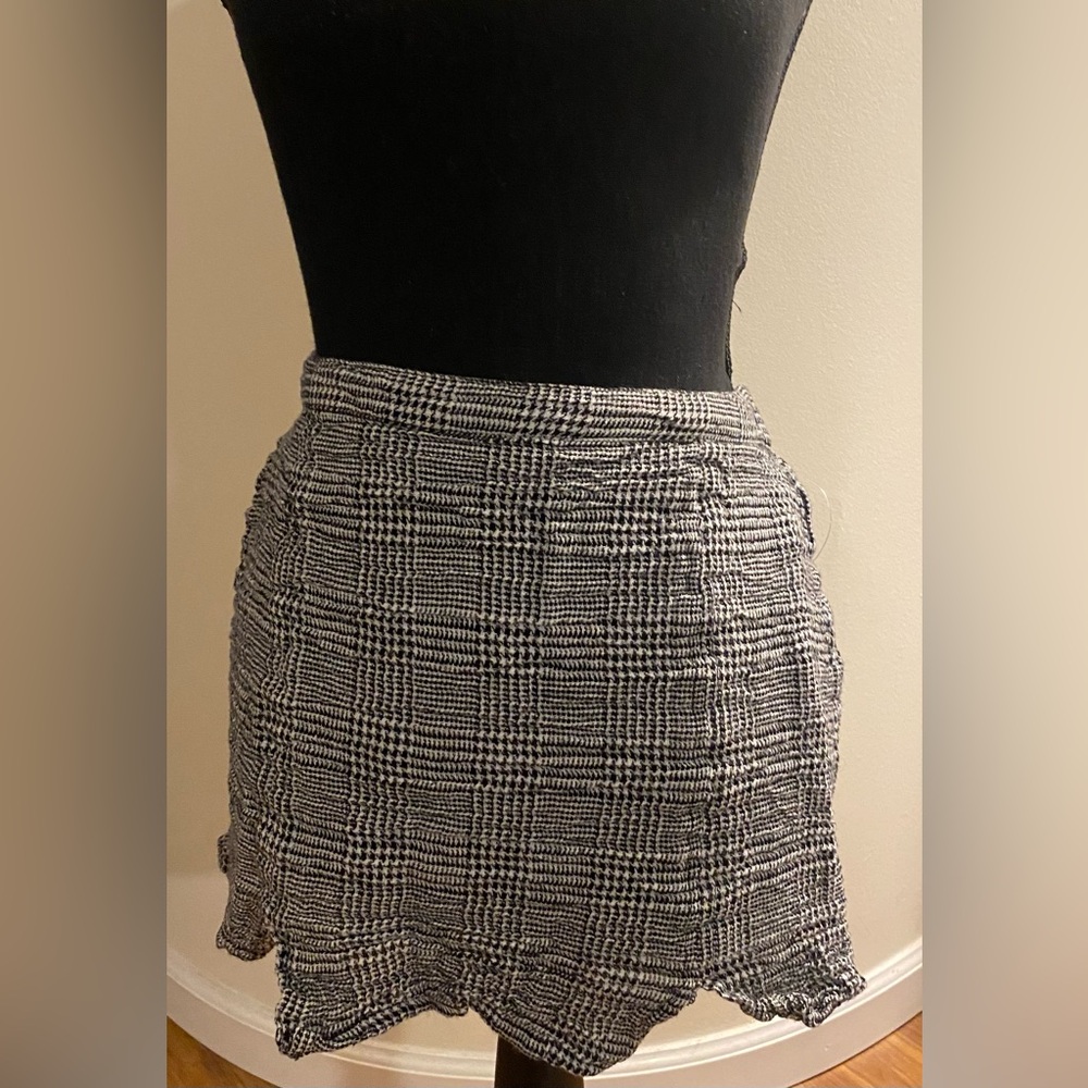 Japna Size Medium Black and White Checkered Scalloped Hem Fully Lined Mini Skirt